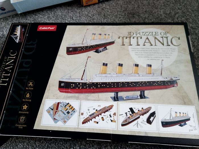 Titanic 3d puzzle please red description