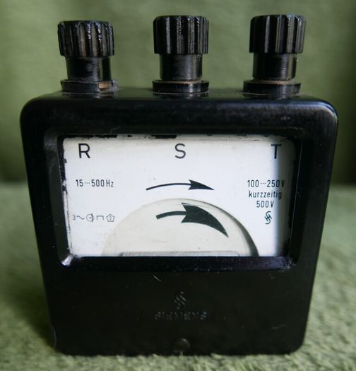 Vintage Siemens & Halske Drehfeld-Richtungsanzeiger, which is a German three-phase rotary field indicator