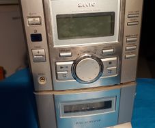 Sanyo Mini HiFi System, Radio, CD and Tape Cassette, Model DC-DA100, with 2 Sanyo Speakers, and Remote Control