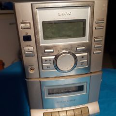 Sanyo Mini HiFi System, Radio, CD and Tape Cassette, Model DC-DA100, with 2 Sanyo Speakers, and Remote Control