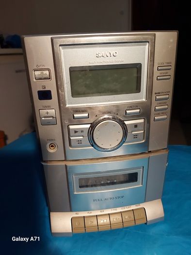 Sanyo Mini HiFi System, Radio, CD and Tape Cassette, Model DC-DA100, with 2 Sanyo Speakers, and Remote Control