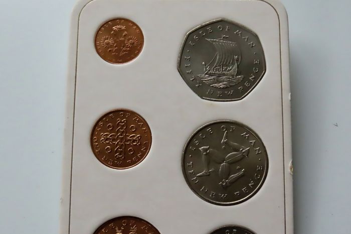 Isle of Man First decimal coin set 1971 | Pobjoy Mint 6 coins with card