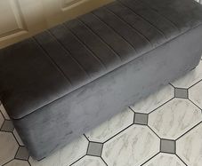 Titlu: Grey Velvet Storage Ottoman / Storage Bench - Excellent Condition