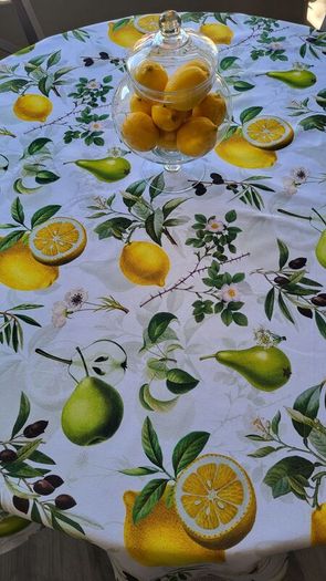 Round tablecloth.  143cm. 100% cotton