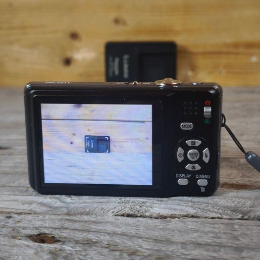 Panasonic Lumix DMC-FS11 14MP Digital Camera  w/ Charger Tested Fully Works