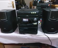 Philips Mini Hi-Fi System, Model FW 355C, 3 CD Changer, Radio and dual Tape Deck and 2 Lovely Philips speakers, in very Good Condition