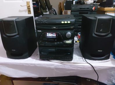 Philips Mini Hi-Fi System, Model FW 355C, 3 CD Changer, Radio and dual Tape Deck and 2 Lovely Philips speakers, in very Good Condition