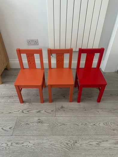 White IKEA Sundvik Children's Desk and 3 Kritter Chairs
