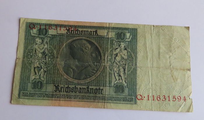 Antique German banknotes & commemorative bank note coins in wood case