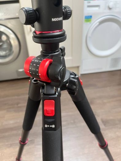 Professional Neewer N284+G0 Tripod & Metal Phone Mount | Like New
