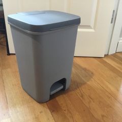 Medium sized foot pedal bin.