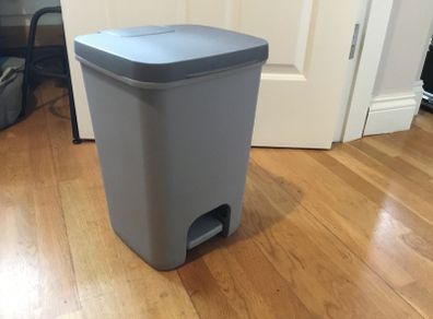 Medium sized foot pedal bin.