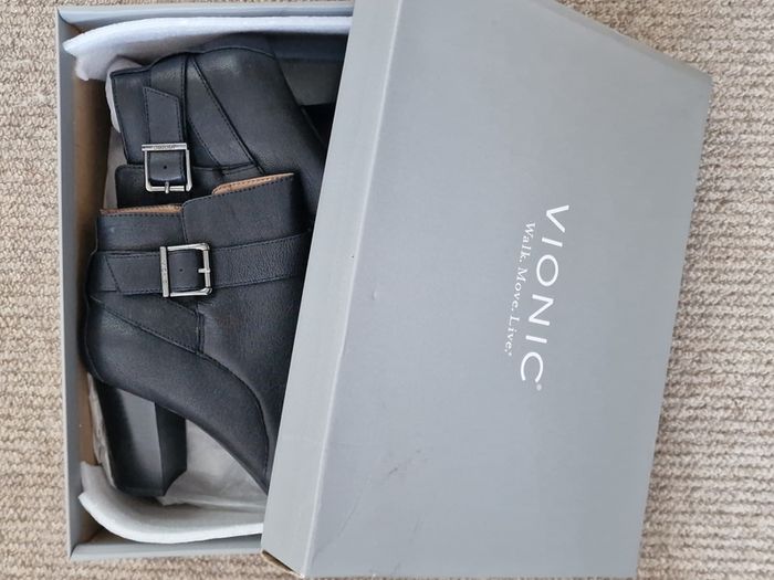 Vionic Black Ankle Boots size 5
