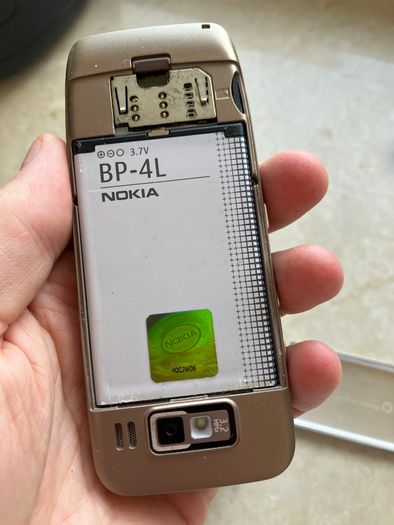 Nokia e52 (sim free unlocked)