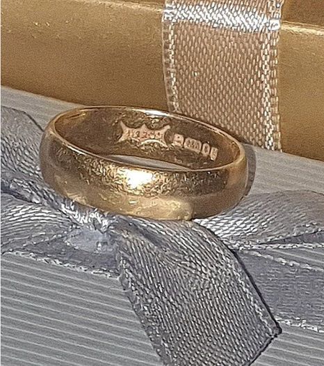 Pristine Vintage 22ct Gold Wedding Band-B.BROS