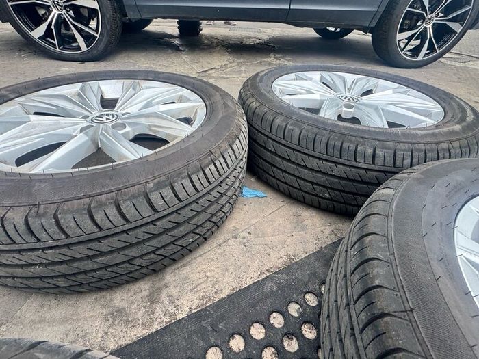 VW Tiguan Alloy Wheels Genuine set came off Tiguan