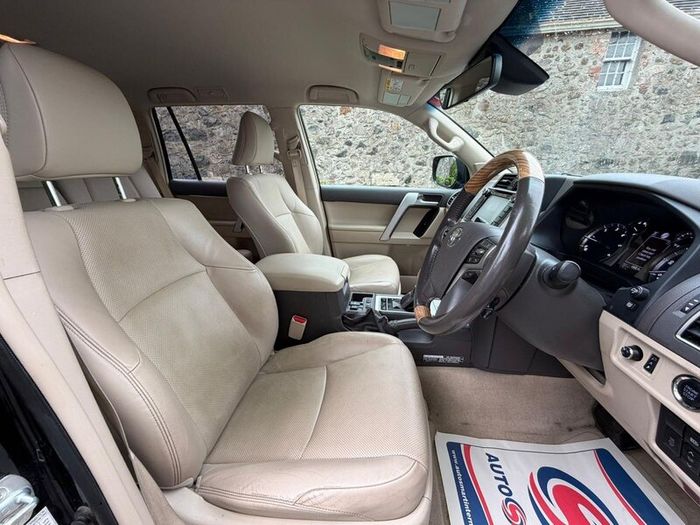 Toyota Landcrusier Invincible 7 Seats