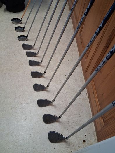 Ladies Golf Clubs.  Complete Matching Set Of Nickent Ladies Right Handed Golf Clubs in Very Good+ Condition.