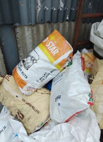 Feed bags for turf