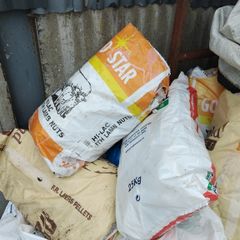 Feed bags for turf
