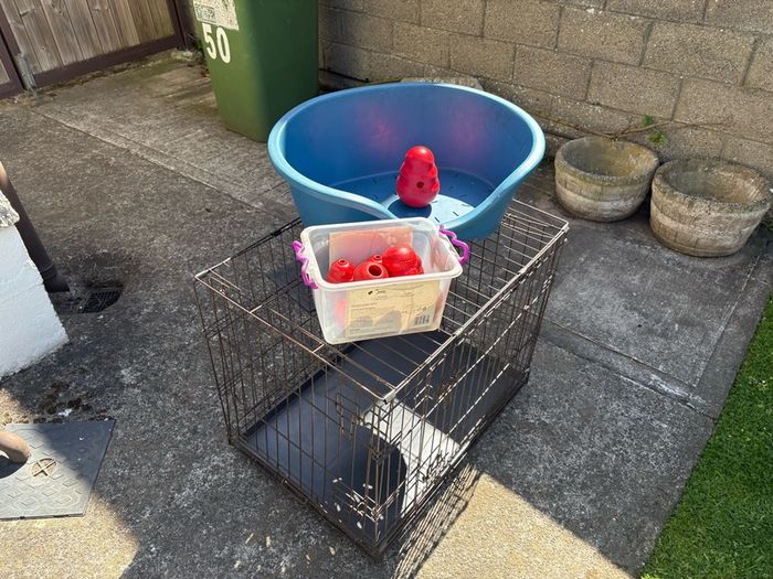 Dog Training Crate ,Bed and 8 Feeding Kongs