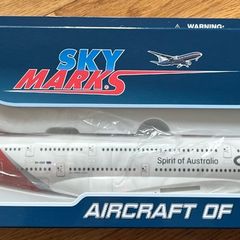 NEW BOXED LARGE Qantas Airbus A380 Scale Model Aircraft