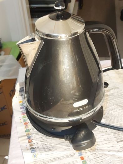 DeLonghi micalite Electric Kettle, Model KBOM3001.BK, in excellent condition and working perfect
