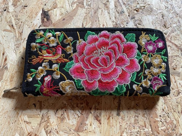 Woman floral embroidered wallet