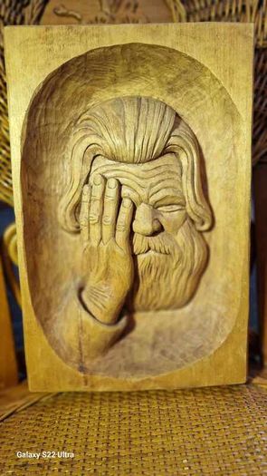 Sculptures, portraits made of wood.