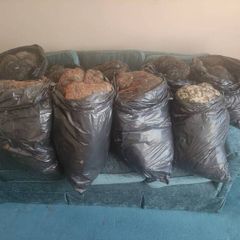 Job lot of vintage horsehair and natural upholstery stuffing weighing approximately 35KG