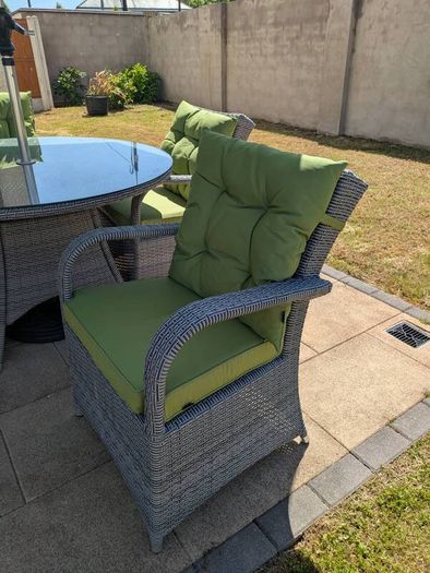 4 Seat Rattan Garden Dining Set. 1.2m Table Cushions and Parasol