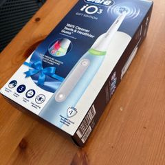 Oral-B iO3 Electric Toothbrushes Adults, 1 Toothbrush Head & Travel Case, 3 Modes With Teeth Whitening
