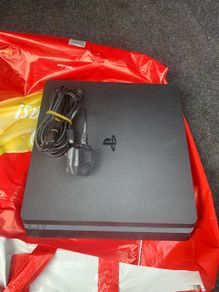 playstation 4 500GB - console and power cable