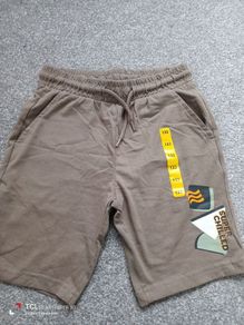 NEW.boy's shorts. Age6/7