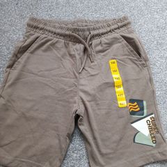 NEW.boy's shorts. Age6/7