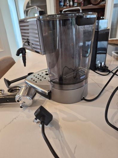 DeLonghi Scultura Espresso Coffee Machine and KG79 Grinder