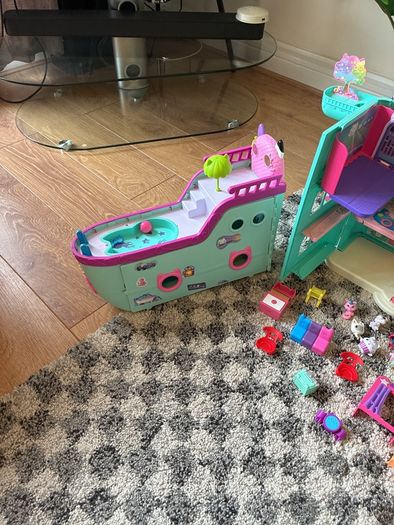 Gabbys dollhouse, boat and accessories