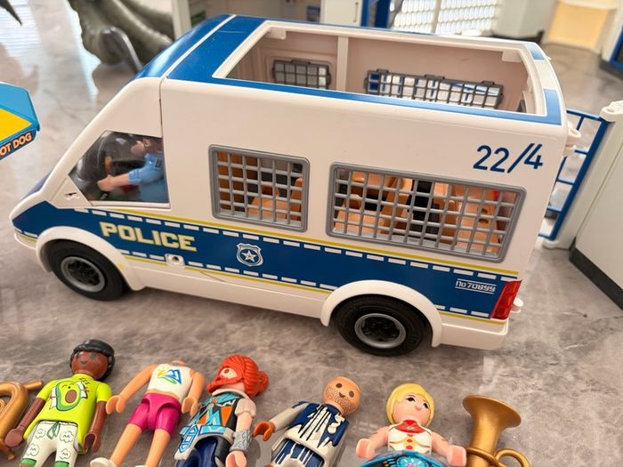 Play mobil police station and figures/accessories
