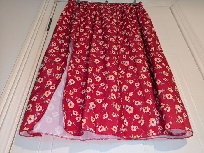 Gorgeous floral midi skirt with side slit