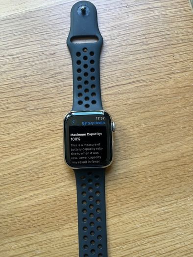 Apple Watch Series 5 stainless steel 100% Battery health.