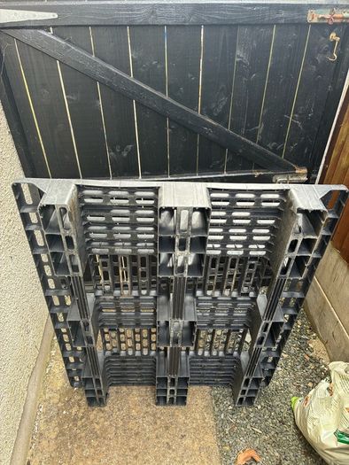 40 plastic pallets