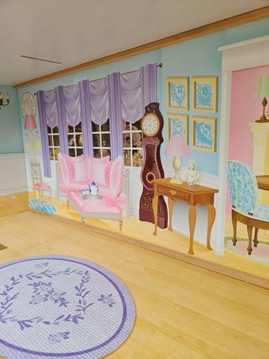 Beautiful dolls house. In very good condition. Available immediately