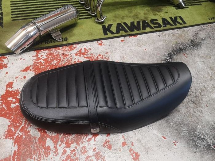 Kawasaki z900rs exhaust an seat