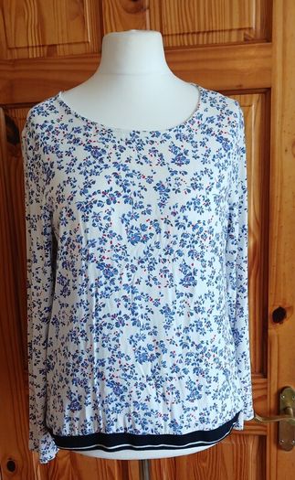 Ladies Street One Long sleeve ditzy floral top size 16 includes postage