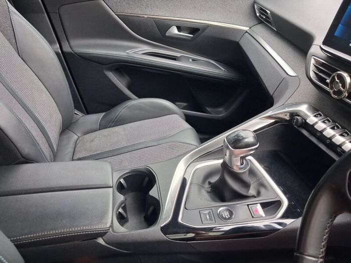 2021 Peugeot 5008