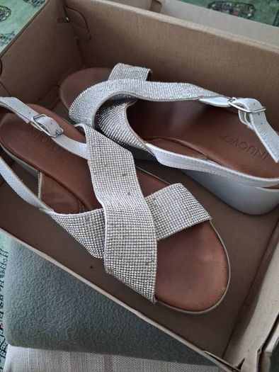 Beautiful Inuovo Silver Sparkly Sandals in Size 40 UK7
