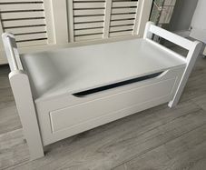 white blanket box