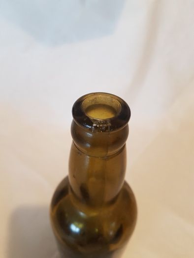 Woodford bourne co Ltd cork bottle,,little chip on rim see condition,,collectors item, price includes post to anywhere in ireland thank you,take as is.