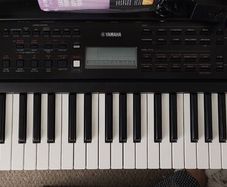 Yamaha PSR-E383 Keyboard + Stand