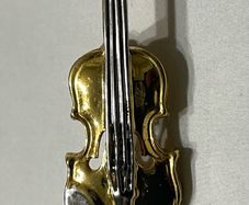 Brooch violin